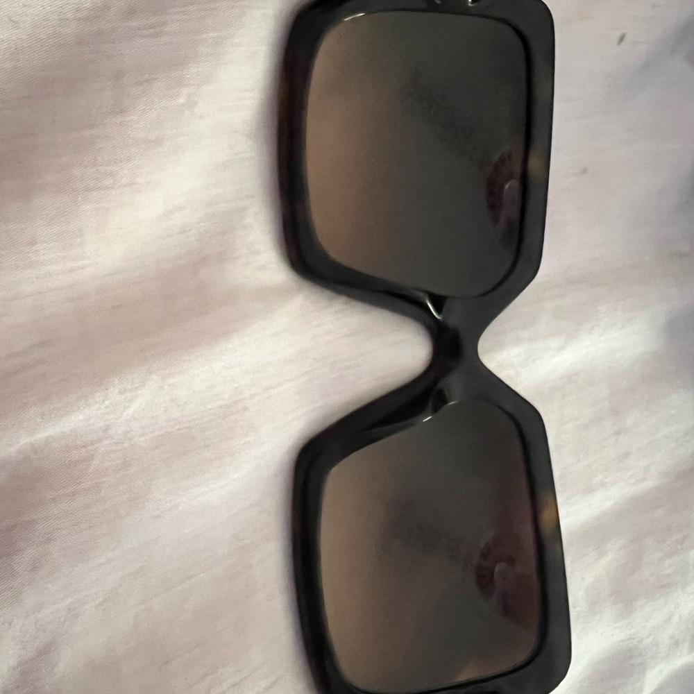 Prada sunglasses like new. Comes with case, box, eyeglass cloth and cary case. - Picture 3 of 9